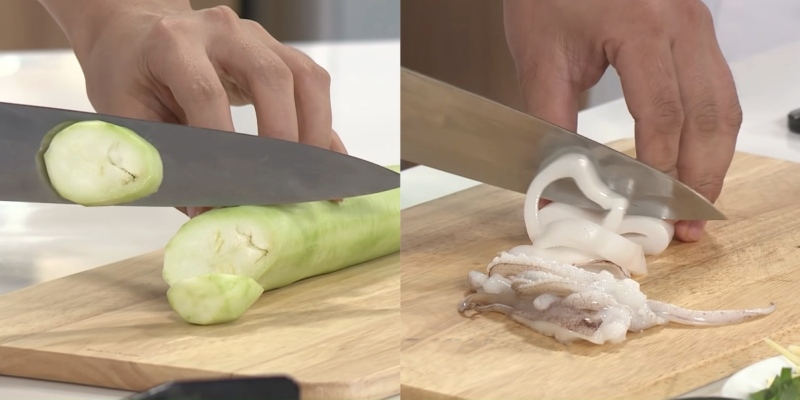 Sơ chế mướp và mực tươi cho món mực xào mướp