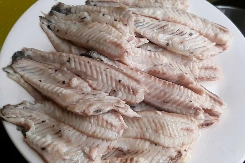 Luộc và tách thịt cá