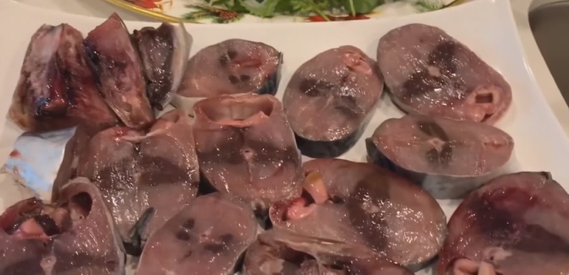 Cá ngừ tươi được sơ chế và cắt khúc