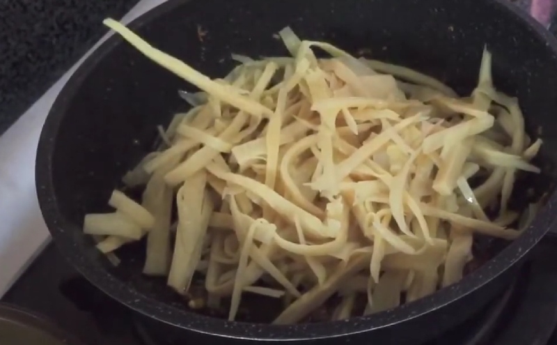 Măng chua được sơ chế, xé sợi