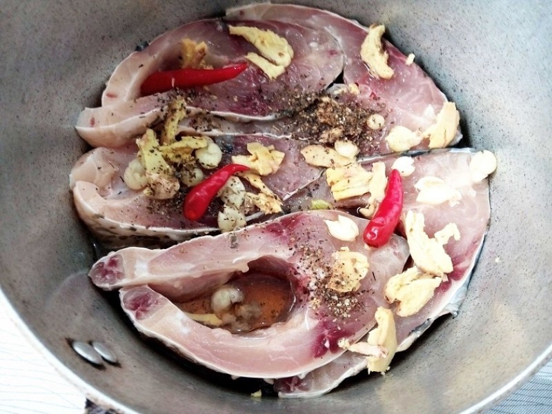 Cá ngừ ướp gia vị hấp dẫn