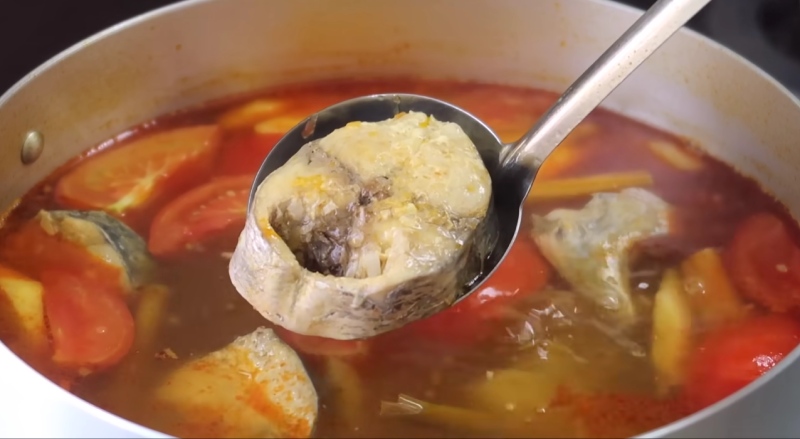 Nấu nước dùng cá ngừ măng chua