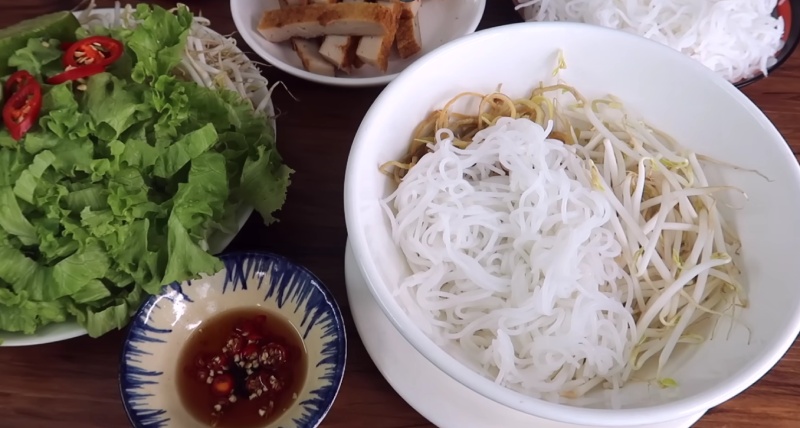 Chuẩn bị bún và rau ăn kèm