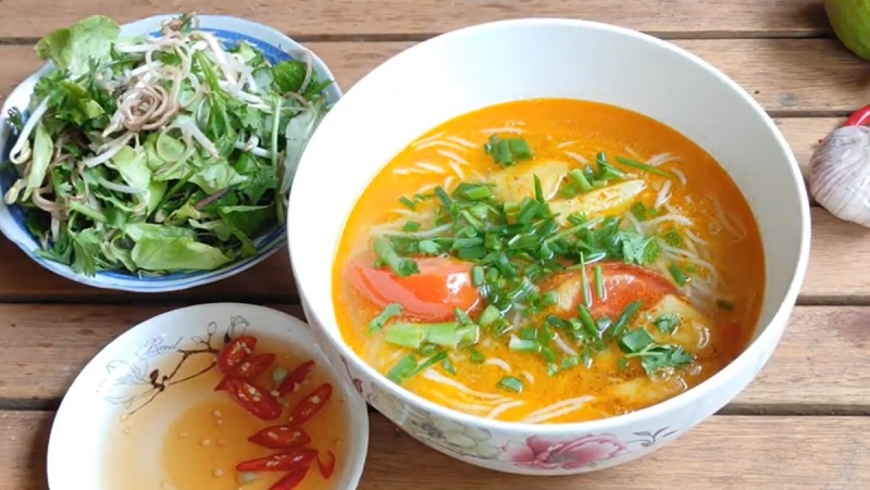 Tô bún cá ngừ ăn kèm rau sống