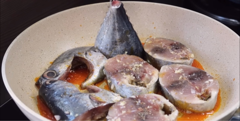 Chiên sơ cá ngừ để nấu bún