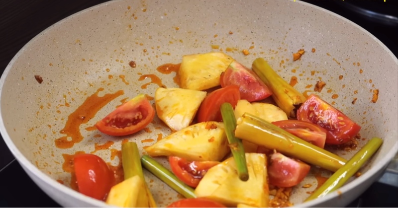 Xào cà chua và sả tạo màu nước bún cá ngừ