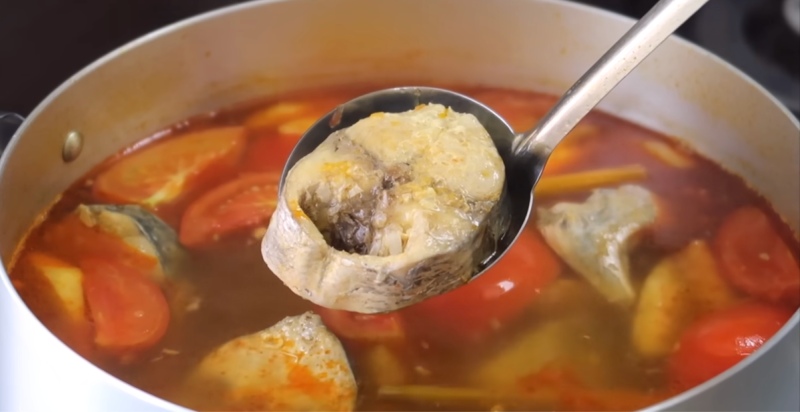 Nước dùng bún cá ngừ nấu với cá và cà chua