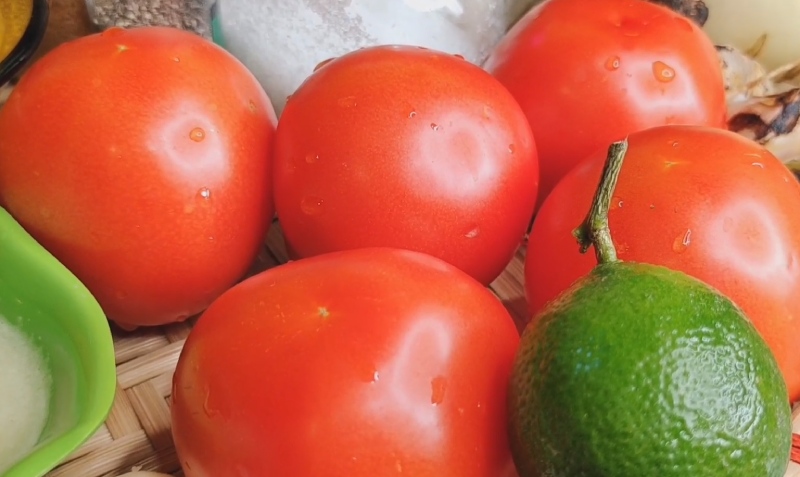 Cà chua có màu đỏ au, được làm sạch