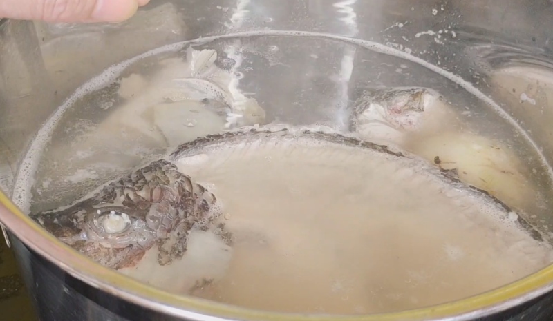 Đầu và xương cá được ninh nhừ