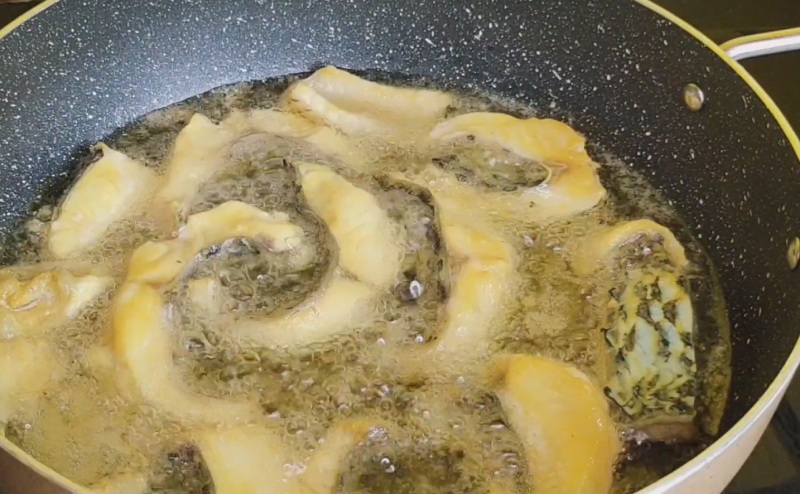 Cá được chiên giòn rụm, vàng ươm