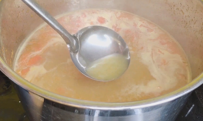 Nồi nước dùng bún cá rô phi