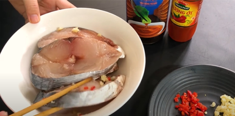 Ướp cá thu với gia vị