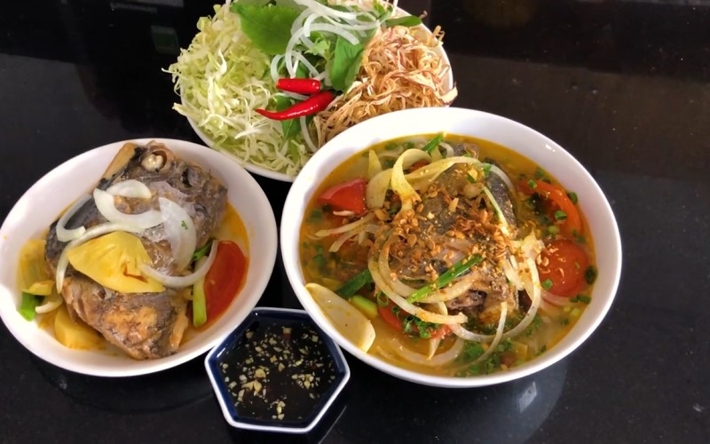 Bún cá thu bày ra tô ăn kèm rau sống