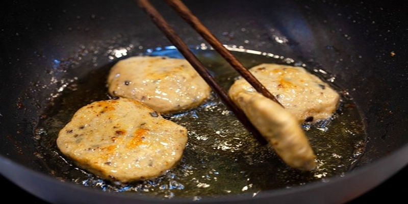 Công đoạn chiên chả cá