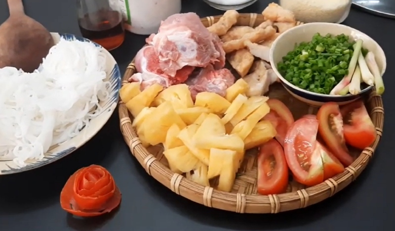 Nguyên liệu nấu bún chả mực chuẩn bị sẵn trên mẹt