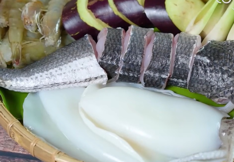 Nguyên liệu bún mắm cá linh gồm cá, mực và rau
