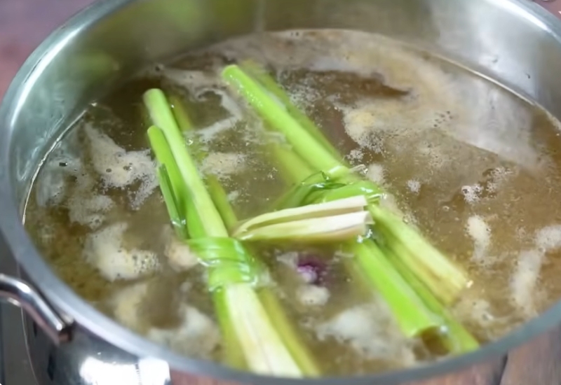 Nồi nước dùng bún mắm nấu với sả
