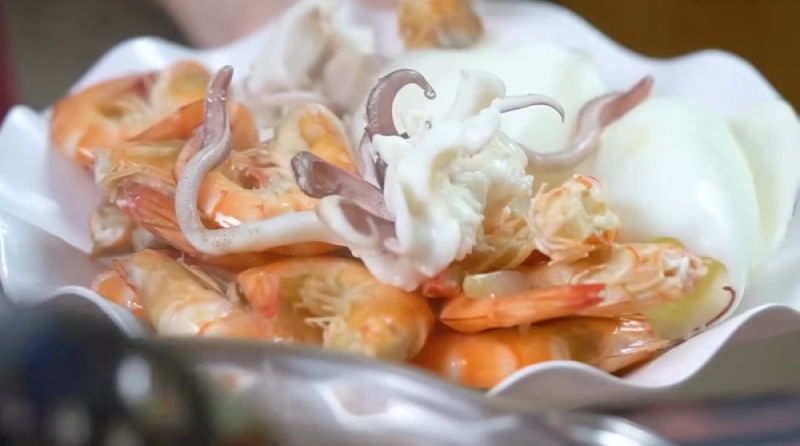 Tôm và mực luộc ăn kèm bún mắm