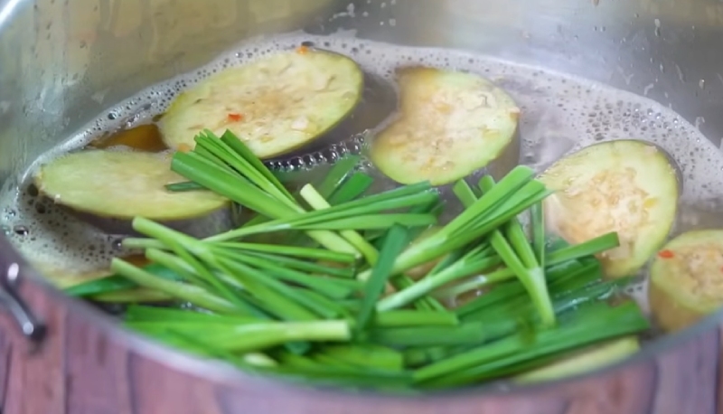 Nấu cà tím trong nồi nước bún mắm