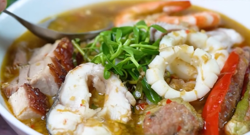 Tô bún mắm cá linh hoàn chỉnh với đầy đủ topping