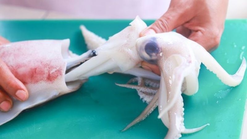 Mực được sơ chế và rút đầu