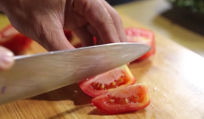 Cà chua được thái mỏng