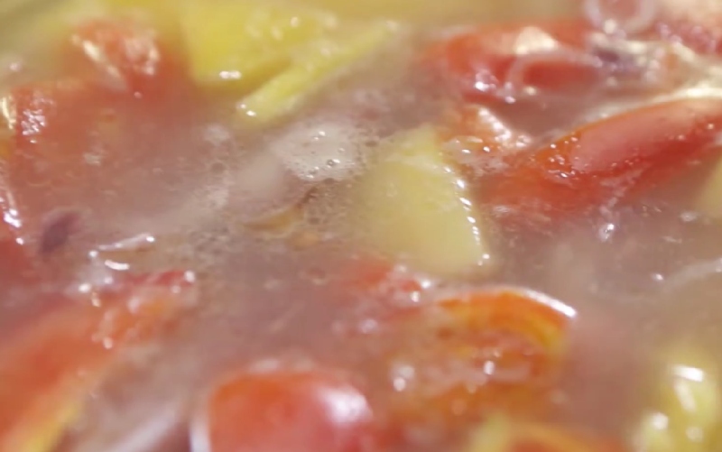 Nấu nước dùng để ăn bún mực