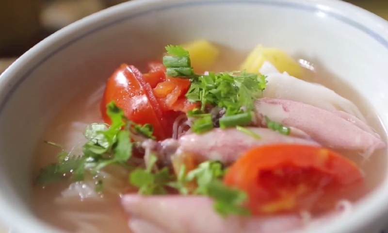 Tô bún mực Phú Yên với nước dùng trong