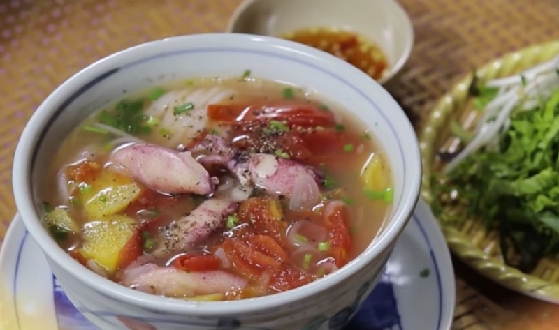 Tô bún mực hấp dẫn, đậm đà