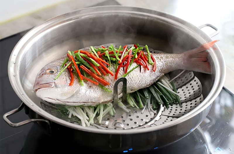 Hấp cá trong xửng