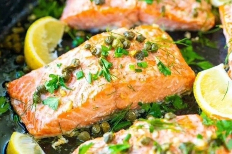 Rắc thêm hành lên cá hồi sốt bơ tỏi