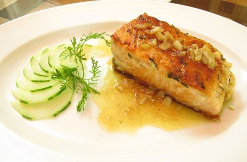 Món cá hồi sốt bơ tỏi có màu sắc bắt mắt