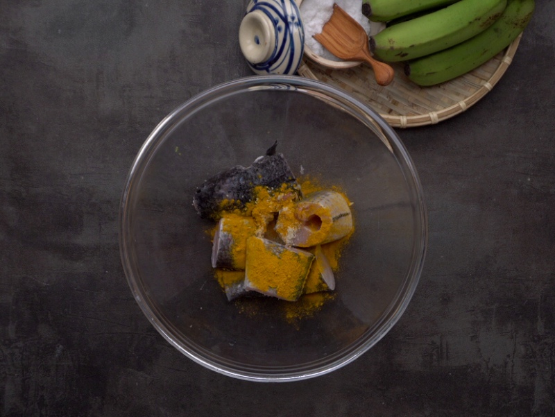 Cá lóc cắt khúc và ướp gia vị