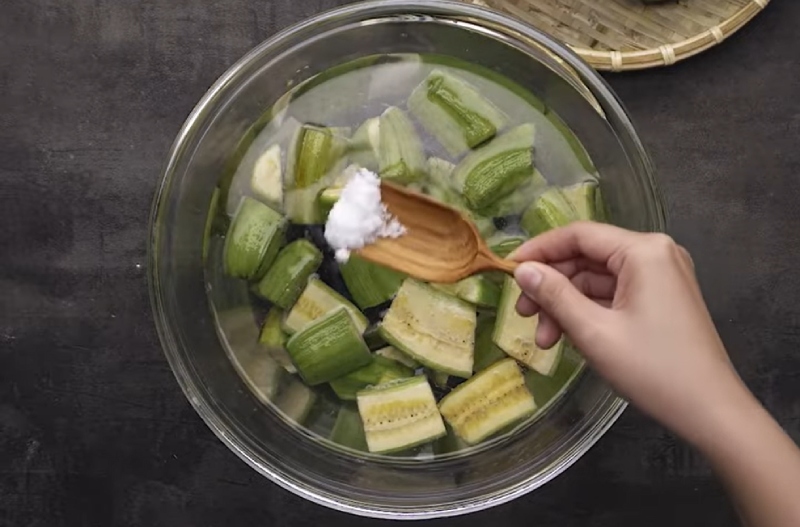 Ngâm chuối xanh với nước muối