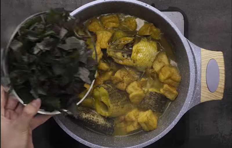 Cho lá tía tô vào nồi cá lóc om chuối