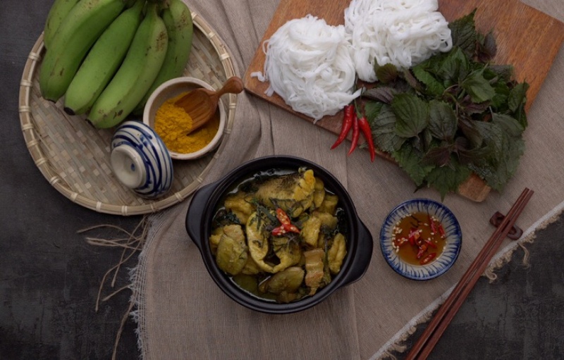 Bày món cá lóc om chuối ăn kèm bún và rau