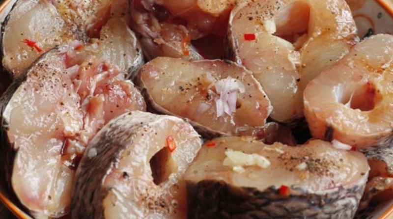 Cá mú cắt khúc ướp gia vị trước khi hấp