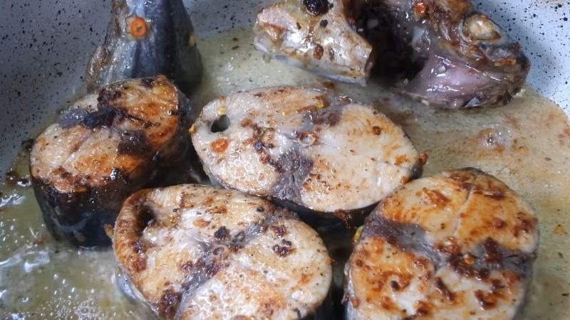 Áp chảo cá ngừ trước khi kho thơm đậm đà