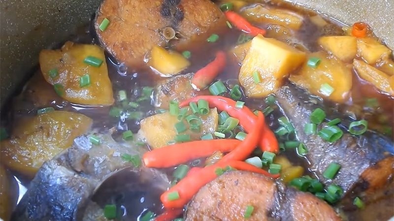 Cá ngừ kho thơm nước kho sánh