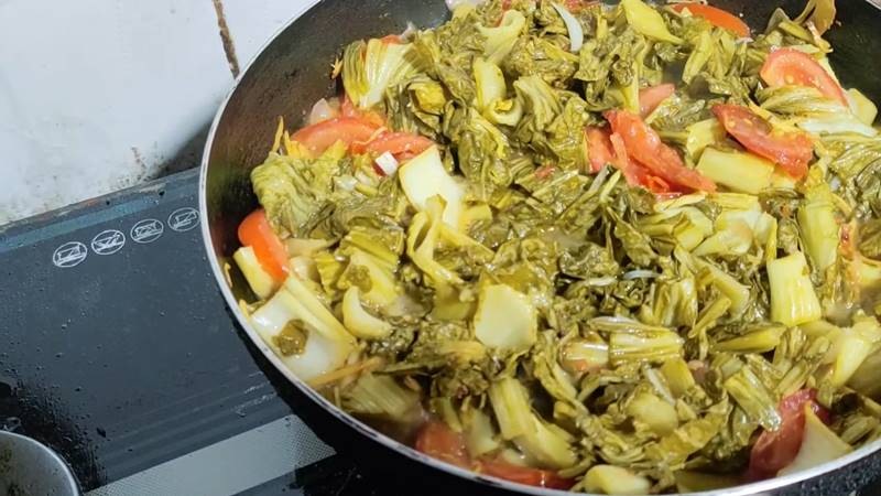 Dưa chua được xào cùng các loại rau