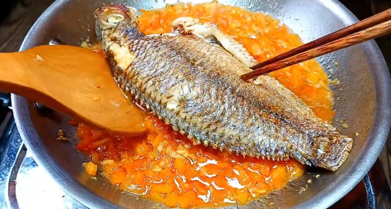 Công đoạn nấu sốt cà chua với cá rô phi