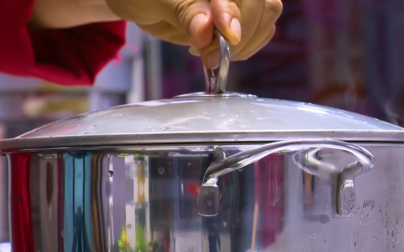 Công đoạn hấp cá tầm