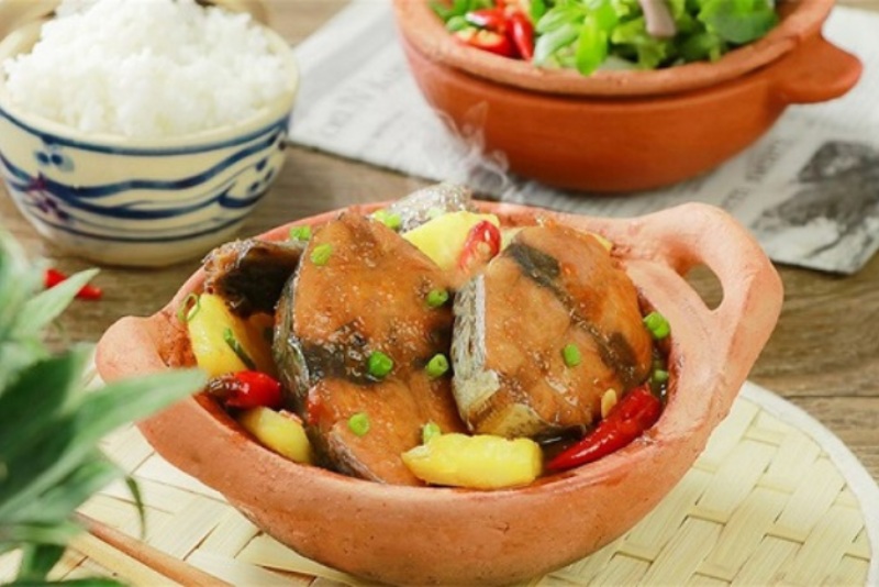 Món cá thu kho thơm vàng óng ăn cùng cơm nóng