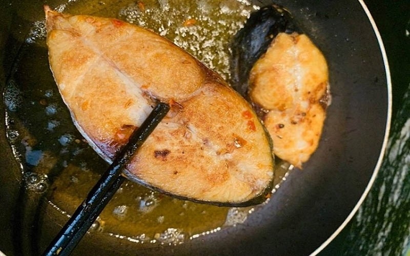 Chiên sơ cá thu trước khi kho tiêu thơm ngon