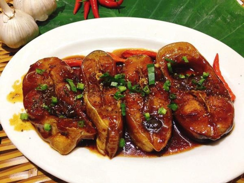 Cá thu kho tiêu hoàn thành, nước kho sánh đẹp