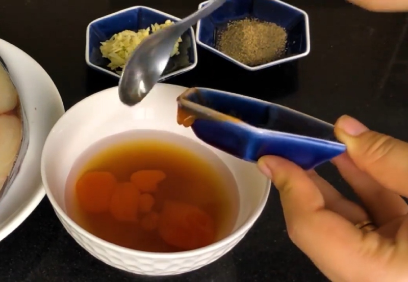Pha nước mắm và gia vị rim cá