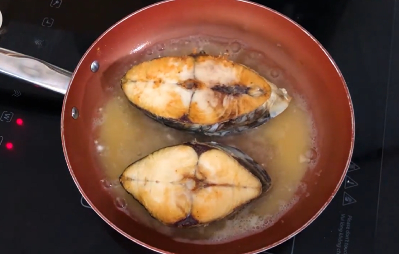 Chiên cá thu vàng hai mặt