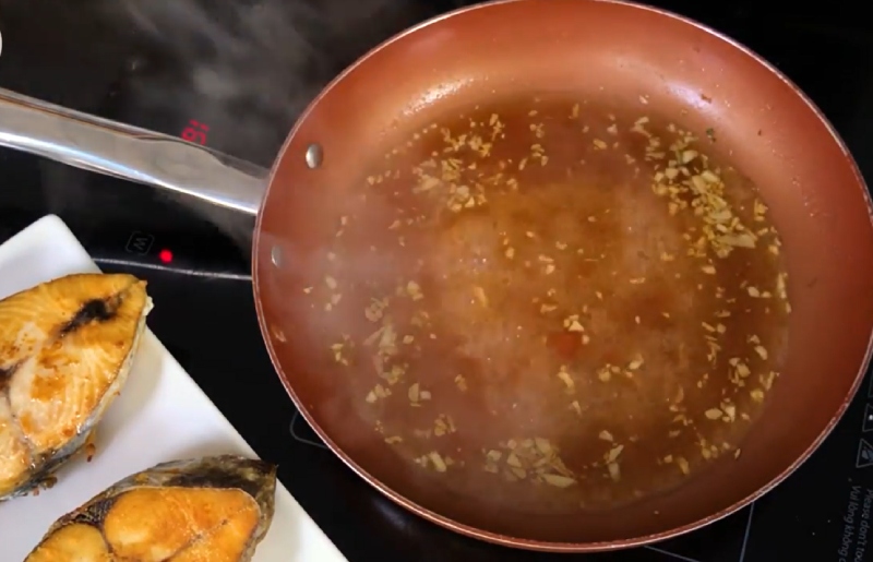 Nước mắm rim tiêu đang sôi trong chảo
