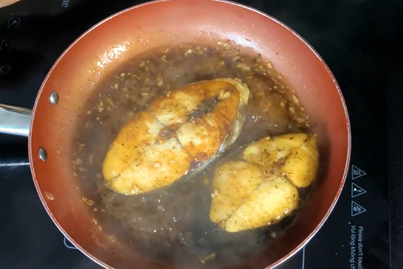 Rim cá thu với mắm tiêu trong chảo