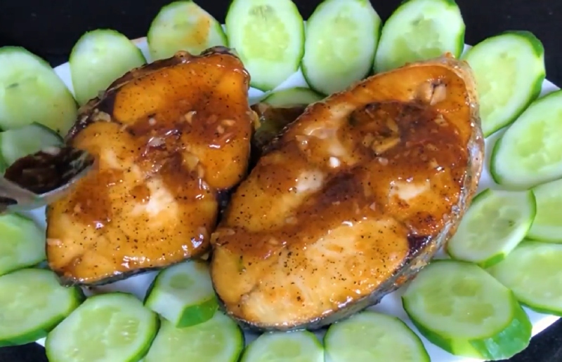 Cá thu rim mắm tiêu bày ra đĩa cùng dưa leo